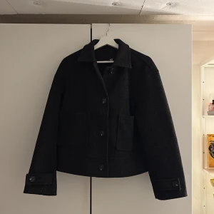 Svart kappa - Stilren svart kappa från 157. Jätte snygg och bra passform för mig som är i storlek S 