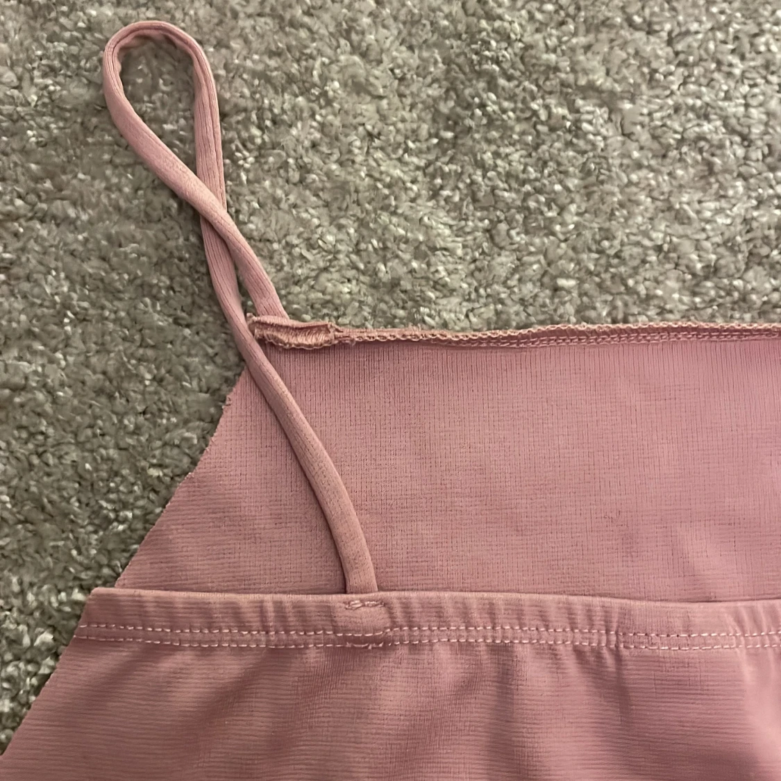 Ljusrosa linnetopp med smala axelband - 3