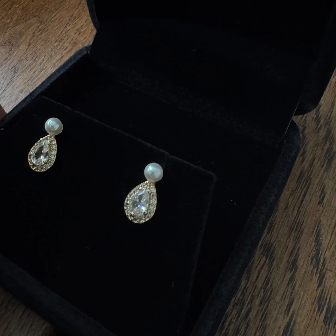 Guldiga örhängen med pärla och kristall - 2