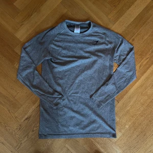 Gymshark Långärmad - Gymshark ONYX v.1  Långärmad Gymshark Compression tröja i nyskick  Storlek S, Passar M för en tajt-fit.   Loggan helt intakt, inga Flaws 