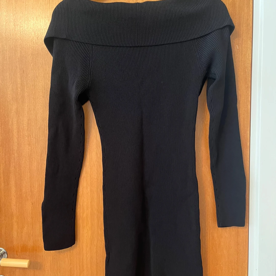 Svart ribbad klänning från NA-KD - 3