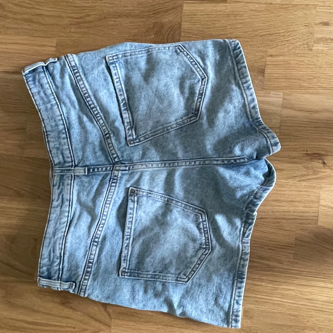 Ljusblå högmidjade jeansshorts - 3