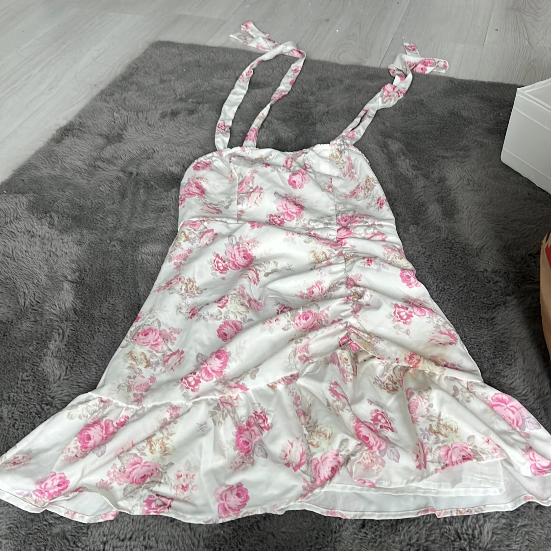 Vit blommig kortklänning från SHEIN