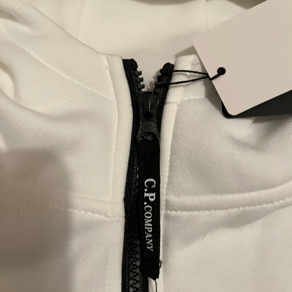 Vit hoodie från C.P. Company - 3