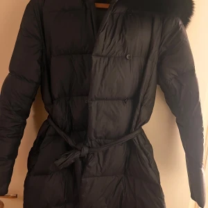 pälsjacka furstockholm - fin till våren, inte så varm så passar när de är lite varmare men man kan även ha den som höst jacka