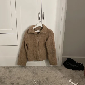 Beige teddyjacka  - Säljer min teddyjacka från hm som är helt slutsåld. Jättebra skick och passa perfekt nu till våren. Hör av er vid frågor eller prisförslag💗 Om ni har den populära quiltade jackan som är från Zara så kan vi byta om man vill💗💗