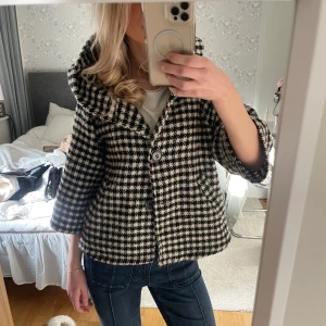 Trekvartsärmad kappa - Intressekoll på denna as snygga Trekvartsärmad kappa. Säljer inte under 500kr💛💛💛💛💛