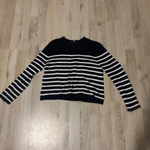 Randig kofta från WOW - Säljer en snygg randig kofta från Monki i marinblått och vitt. Koftan har en dragkedja framtill och långa ärmar. Perfekt för en stilren look. Passar bra till både jeans och kjol.