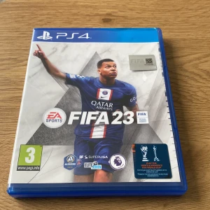 FIFA 23 för PS4 - Säljer FIFA 23 till PS4. Spelet erbjuder realistisk fotbollsaction med uppdaterade lag och ligor. Perfekt för fotbollsfans som vill uppleva spänningen på planen direkt från soffan. Inkluderar flera ligor som Premier League och Superliga.