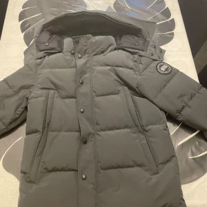 Canada Goose Wyndham black label  - Helt ny oanvänd Canada goose Wyndham (black label) bästa kvalité och väldigt varm! Pris kan absolut diskuteras. Ställ frågor i chatten om det är något ni undrar över.