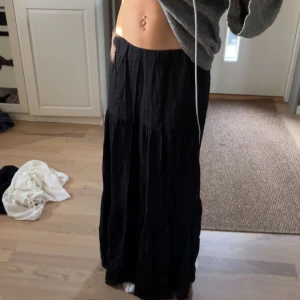 Långkjol  - Säljer nu denna jättefina långkjolen från Missay som tyvärr aldrig kommit till användning💗 Perfekt nu till sommaren💗Passar mig i längden som är ish 168 men passar även längre💗Stretchig i midjan men anpassar sig bra utifrån ens egna midja, vet inte storleken💗Skriv vid funderingar 