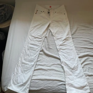 Vita bootcut jeans - Jättesnygga vita Lågmidjade jeans med bootcut från Hugo boss som inte används längre! Midja: 38 cm, innerben: 75 cm💞