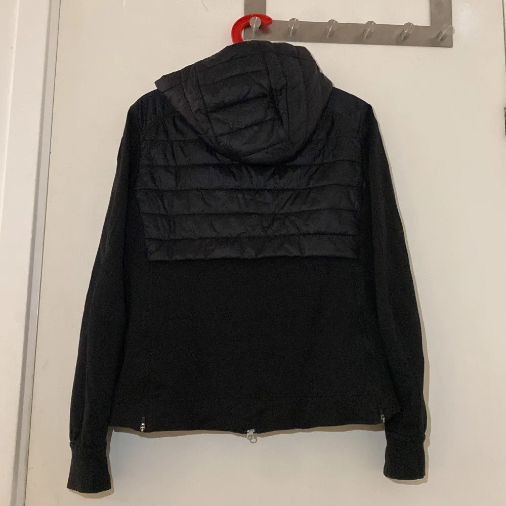 Säljer en svart jacka från Parajumpers i storlek M. Jackan har en pufferdesign med fleeceinslag och en praktisk huva. Den är utrustad med dragkedja framtill och har långa ärmar. Perfekt för kyligare dagar!. Takit.