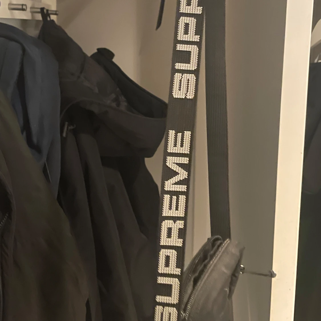 Svart axelväska från Supreme - 1