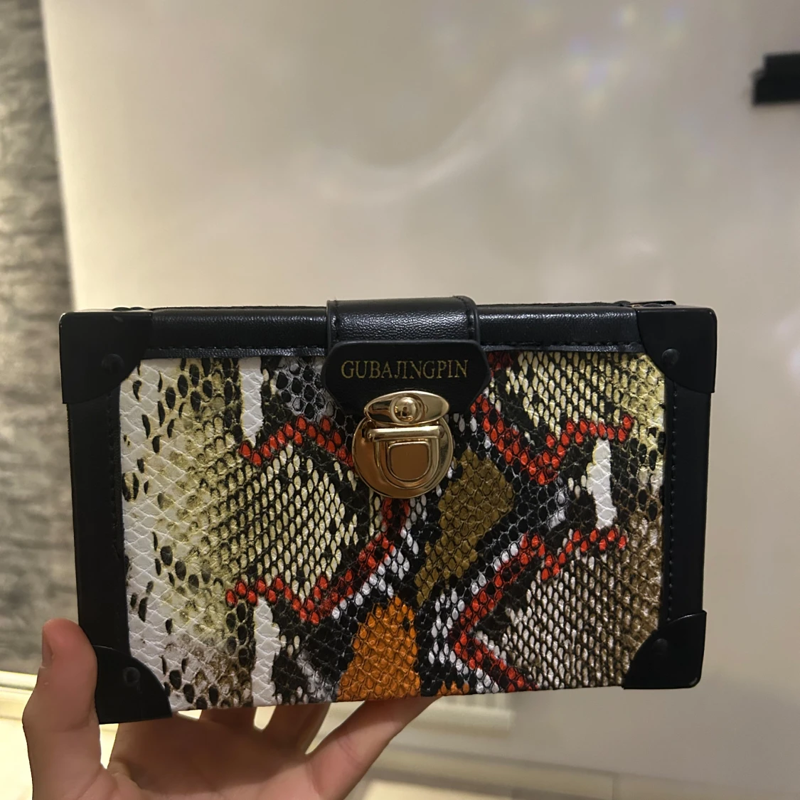 Flerfärgad axelväska med ormmönster