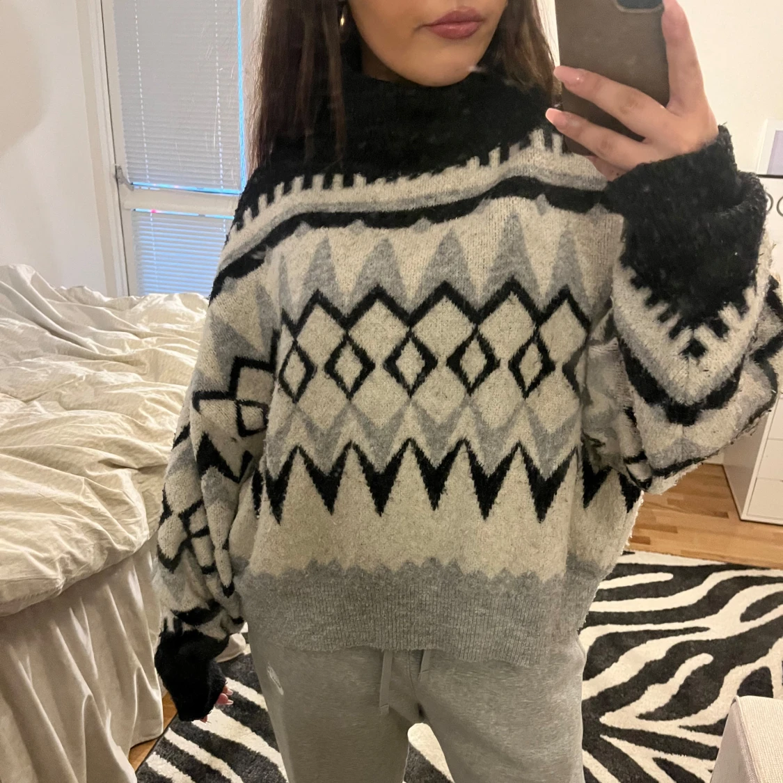 Mönstrad stickad tröja med polokrage - 3