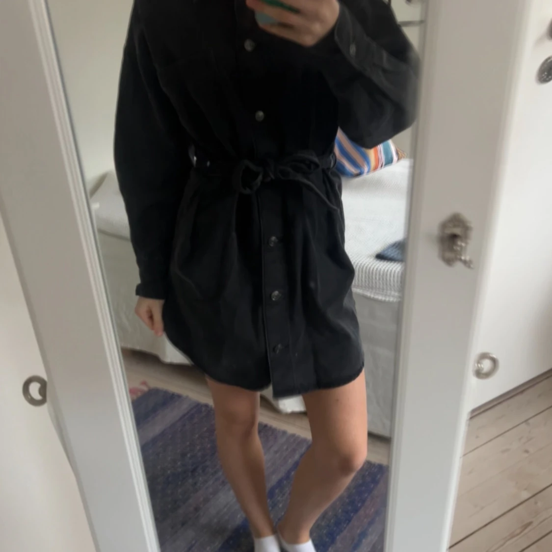 Svart jeansklänning med knytband