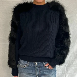 Päls tröja  - Såå snygg och unik päls tröja, tröjan är marin blå och pälsen svart. Stolek Xs men är lite overzise så skulle säga att den även passar s-m. 😍
