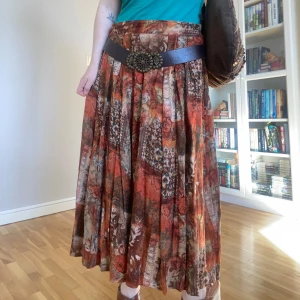 vintage maxikjol - Supersöt, veckad Hagenfeldt-kjol med hippie/bohemiska vibbar. Storlek L, stretchig. Thriftad från Vinted och använd flera gånger, men har inga synliga defekter att anmärka på. OBS: bältet är EJ en del av kjolen.