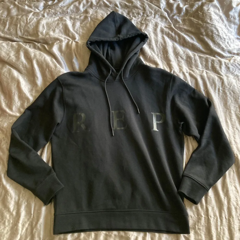Svart Replay Hoodie helt oanvänd 10/10 skick, priset kan diskuteras skriv om du har frågor. Hupparit & Collegepaidat.