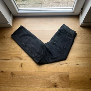 H&m Jeans - Säljer ett par svarta jeans från &Denim i en relaxed passform. De har en klassisk femficksdesign och är tillverkade i denim. Perfekta för en avslappnad stil. 7/10 i skick. Lite urtvättade annars bra skick overall för sitt pris.