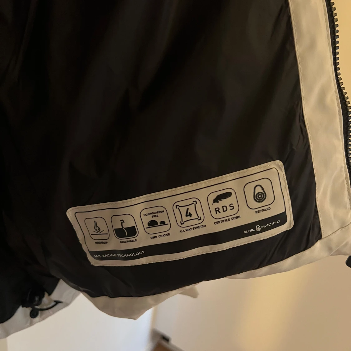 Vit och svart dunjacka från Sail Racing - 3