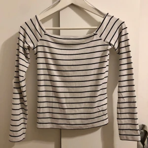 Randig långärmad topp från Gina Tricot - Säljer en stilren vit och svart randig topp från Gina Tricot. Toppen har en klassisk design med långa ärmar och en bekväm men snygg passform. Endast använd en gång. För frågor eller fler bilder är det bara att skriva till mig 💕