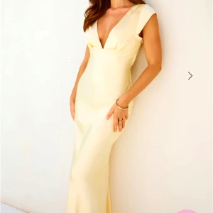 Söker! - Jag söker denna klänning från hello Molly ”BECAUSE YOU'RE SPECIAL SATIN MAXI DRESS YELLOW”. Antingen i storlek xs eller s. Snälla hör av er om ni är intresserade att sälja, hade varit otroligt tacksam! Pris kan diskuteras💗