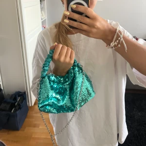 Turkos paljettväska - Supercool paljettväska med två olika remmar som passar perfekt när man vill ha en cool detalj till sin outfit! Aldrig använd🩵🩵