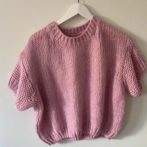 Trekvarts stickad - Trekvarts stickad tröja från bebou, det är one size , skulle säga xs-M ☺️ använd en gång så i fint skick