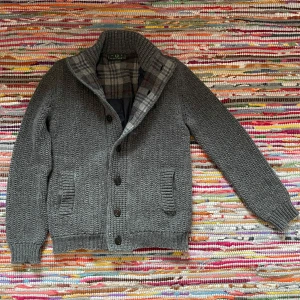 Fred Perry cardigan - Super bra skick. 100% ull. Fodrad och bra detaljer. Mått: längd:ca64cm…bredd under armhåla:ca48cm…armlängd från armhåla:ca 49/50cm. Fler bilder finns och ställ gjärna nån fråga om det behövs.