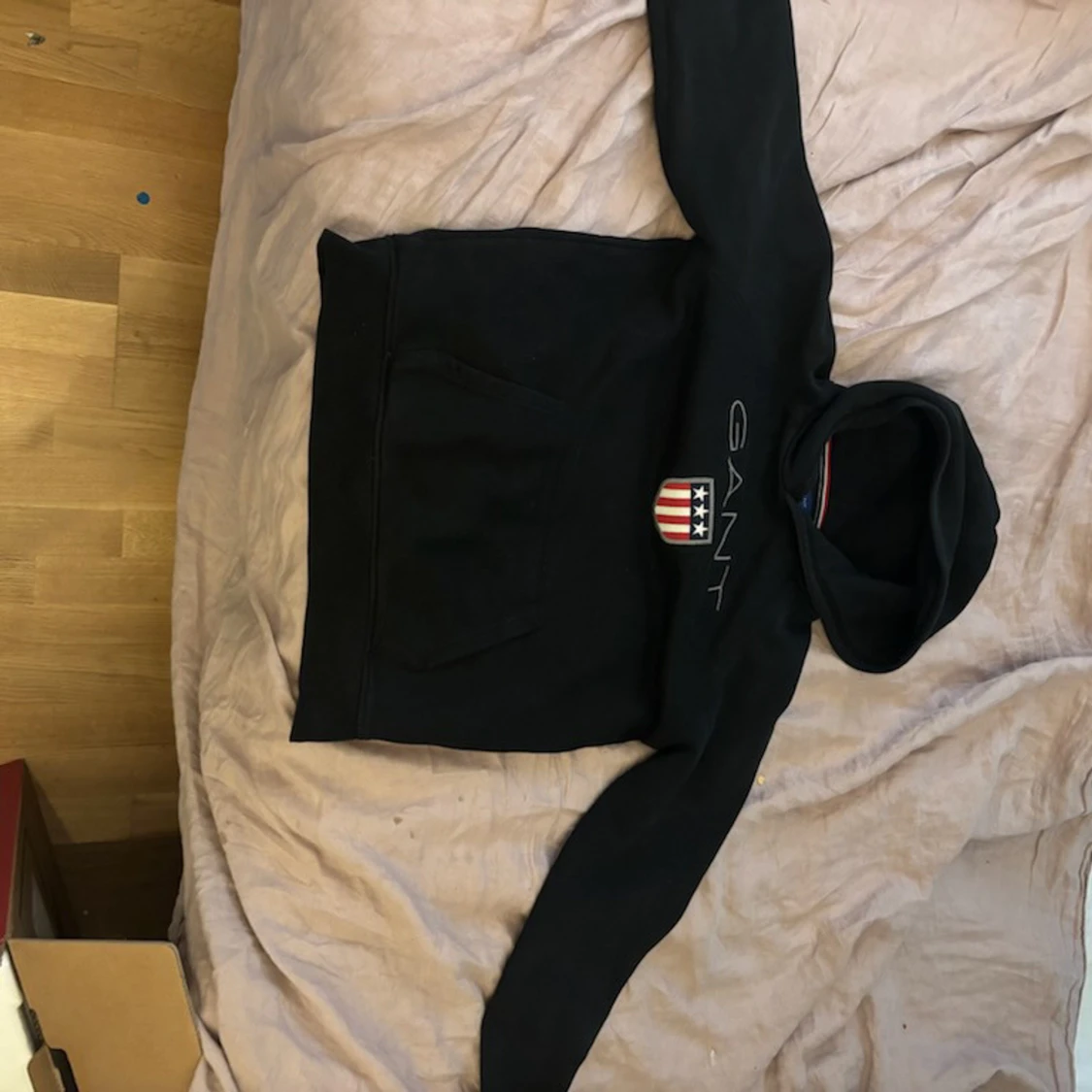 Svart hoodie från GANT - 1