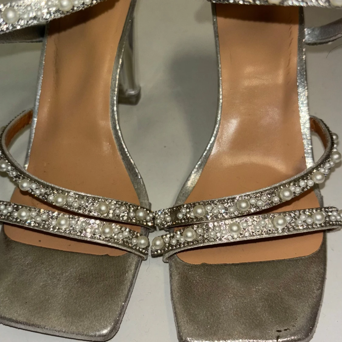 Silvriga klackskor med pärldetaljer - 2