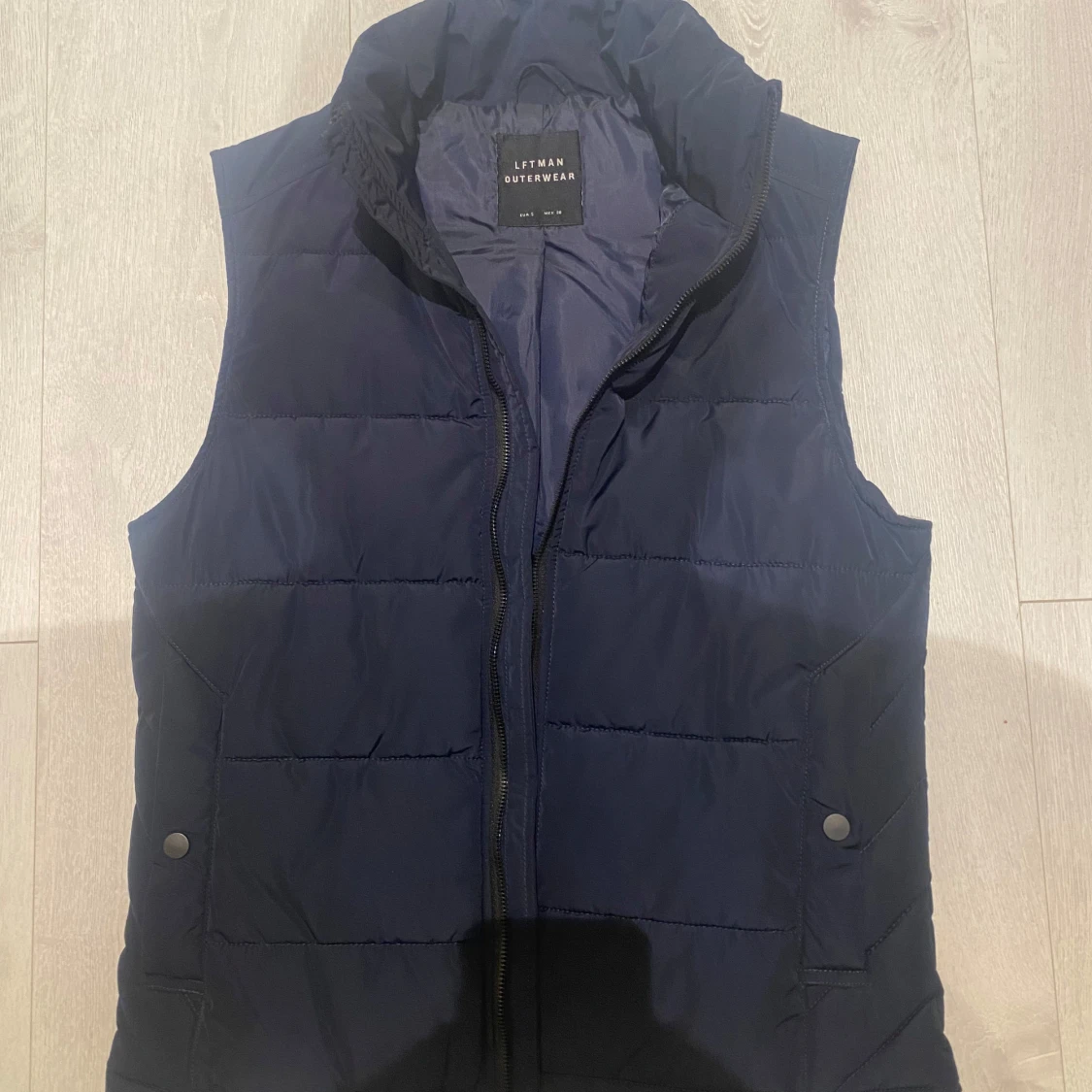 Mörkblå dunväst från Lyle & Scott