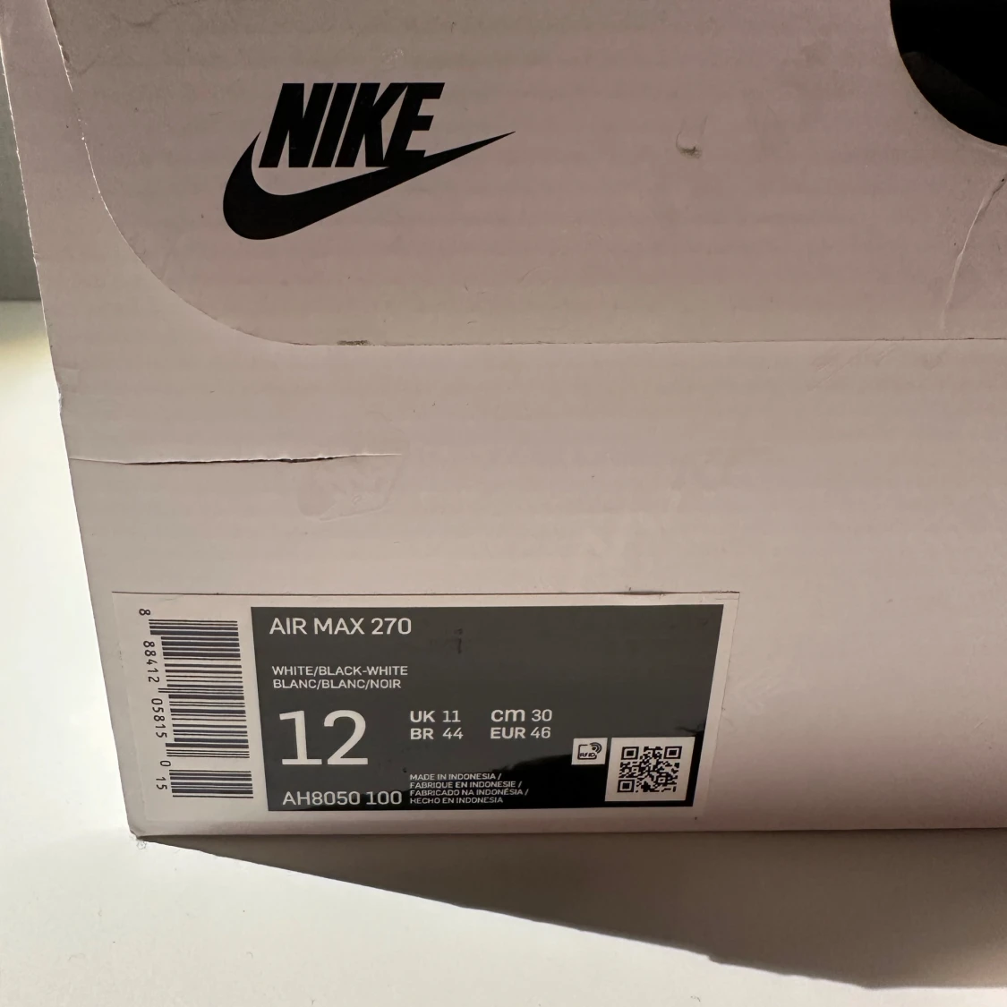 Nike Air Max 270 i vit och svart - 4