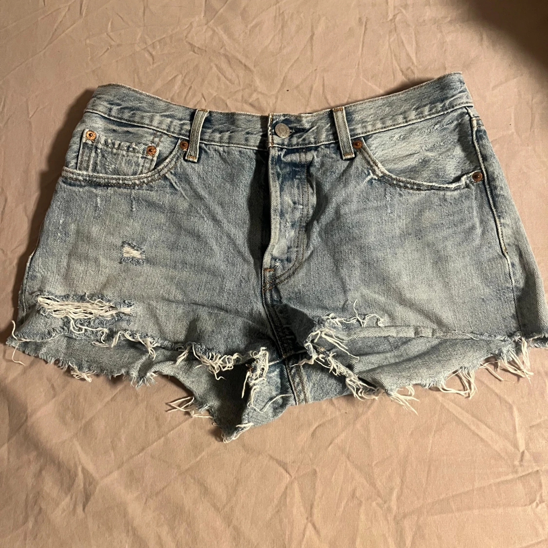 Ljusblåa levis shorts - 1
