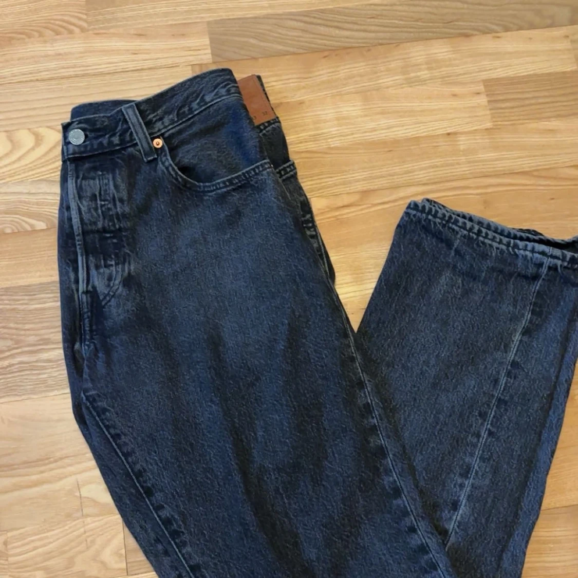 Svart/gråa jeans från Levi's för 350 kr
