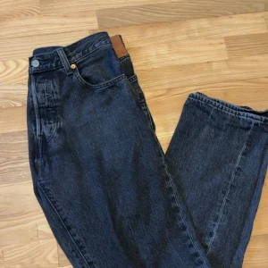 Svart/gråa jeans från Levi's för 350 kr - Snygga svarta/gråa jeans från Levi's Premium. Säljer för 350 kr 