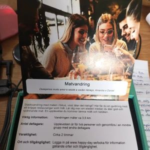 Matvandring upplevelsebox från Happy-day.se för två personer  - Upptäck en matvandring där du guidas genom staden och besöker olika restauranger. Upplevelsen är för två personer och varar cirka två timmar. Perfekt för matälskare som vill utforska nya smaker och platser tillsammans i Goteborg.