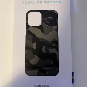 Mobilskal Matte Camo Ideal of Sweden - Snyggt mobilskal i matt camouflagemönster från Ideal of Sweden. Passar iPhone 13 och är helt ny och oöppnad😊