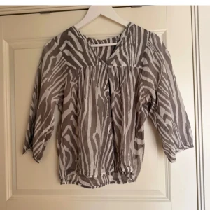 Hollister blus  - Tiger 