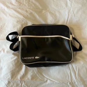 Lacoste väska - I perfekt skick.