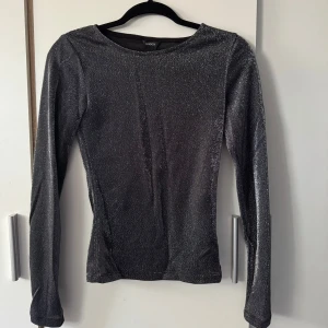 Glittrig fest topp ifrån Lindex ⭐️ - Säljer en oanvänd topp ifrån Lindex, snygg och sitter tajt med kroppen. Passar till speciella evenemang eller varför inte nyår? ⭐️❤️‍🔥🤩