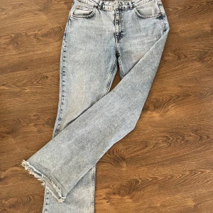 Ljusblåa flare jeans midwaist - Säljer nu mina ljusblåa jeans från Gina Tricot. Full length Flare, så flare/bootcut look. Midwaist. Storlek 44 men passar 42 också. Säljer för 150kr💗