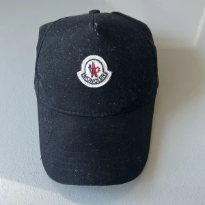  Moncler keps - Tja säljer nu min moncler keps. Den är nästan helt ny bara lite damig. Men jag har använt den några gånger. OBS!!! Den är inte riktig 