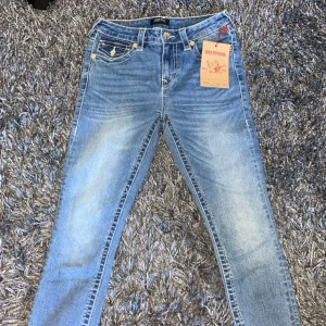 Blåa true religion jeans - Snygga blåa true religion jeans, storlek 27. Helt oanvända, Passade inte. Vid frågar är det bara att skriva. Priset kan även diskuteras vid snabb affär