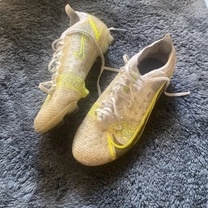 Nike mercurials  - Säljer använda fotbollsskor som är i helt okej, rengör dem och så blir dem väldigt fina. Små för mig nu så dags o sälja