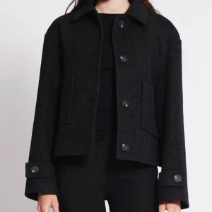 Svart kappa från Lager 157 - Snygg svart kappa från lager 157. Kappan är helt oanvänd, alltså helt ny utan prislapp då den är för stor på mig. Hör av dig vid intresse😊