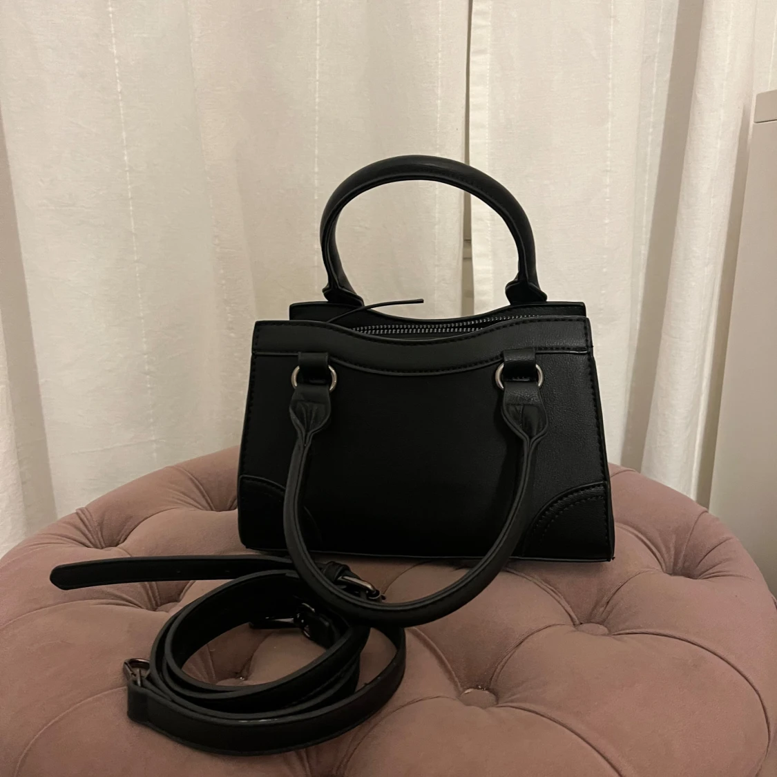 Svart handväska med dragkedja - 1