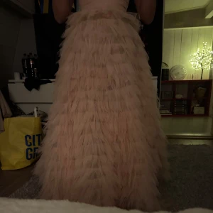 Ljusrosa balklänning - Otrolig balklänning i stl xs💞 fin ljusrosa nyans i tyll🩷 säljes endast då jag hittat en annan… 500kr + frakt 